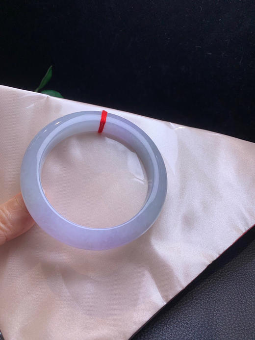 620222，58.5糯冰底春彩手镯、清新秀气有特色， 底妆干净，侧面有一处特色黄翡 商品图4