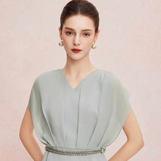 QF8C1斯尔丽25新款优雅端庄显瘦轻薄雪纺落肩连衣裙 商品图9