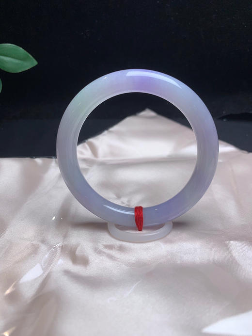 620229，54.5春彩圆条手镯，整体紫罗兰底色，局部带一些绿底  润润的 清新干净 商品图2