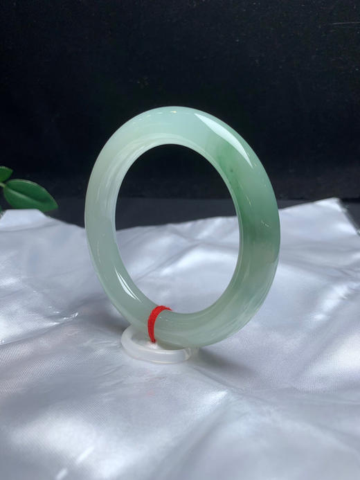 620231，55飘花圆条手镯，底子细腻 油油的 ，一节飘花 商品图3