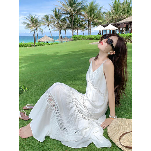 <曾小咸推荐>清冷感V领白色吊带连衣裙 商品图2