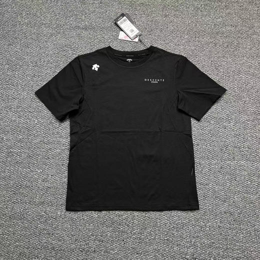 原单正品迪桑特新款背后字母TOUGH速干透气短袖T恤，男女同款，韩国专柜款，出口到韩国的订单，面料做工一流，质感满满！带有防伪标！
颜色：黑色 白色
尺码：95～115 商品图1