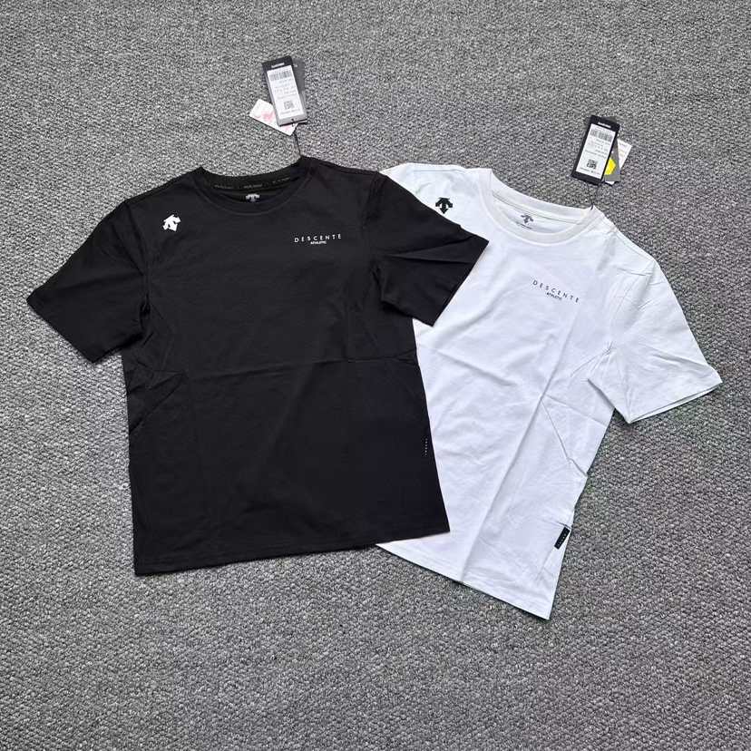 原单正品迪桑特新款背后字母TOUGH速干透气短袖T恤，男女同款，韩国专柜款，出口到韩国的订单，面料做工一流，质感满满！带有防伪标！
颜色：黑色 白色
尺码：95～115