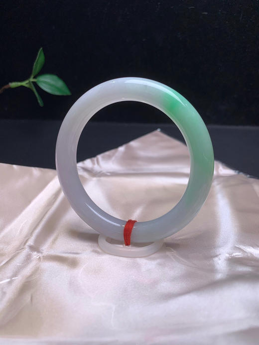 620228，55.5飘绿圆条，整条底妆细腻干净，一截清新绿底 商品图1