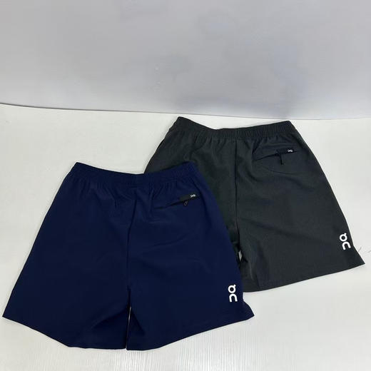 原单正品 昂跑男士三标印花速干短裤，速干面料 薄款基础款，伸缩腰带，抽绳设计，简约舒适百搭！
颜色：深灰 藏青色
尺码：S-2XL 商品图0