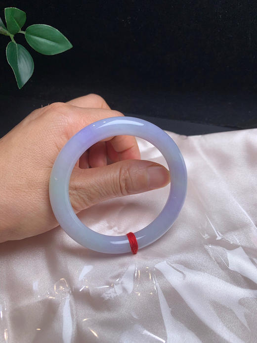 620229，54.5春彩圆条手镯，整体紫罗兰底色，局部带一些绿底  润润的 清新干净 商品图5