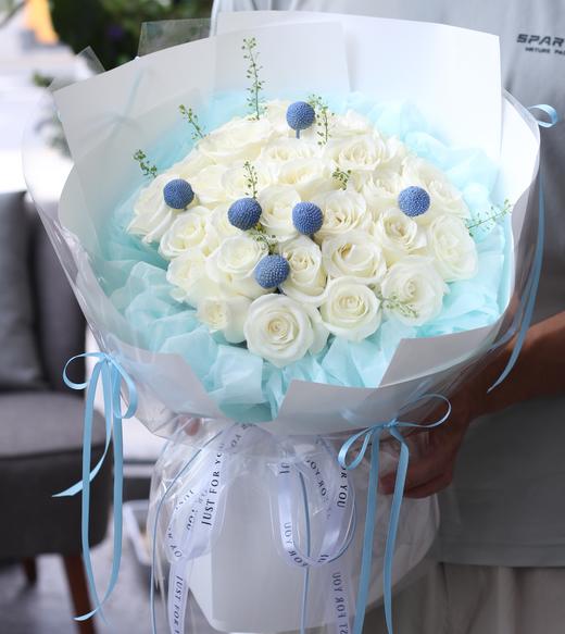 海盐冰淇淋--芭蕾风蓝白色系玫瑰花束 商品图0