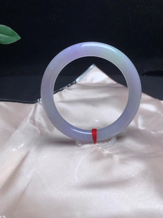 620229，54.5春彩圆条手镯，整体紫罗兰底色，局部带一些绿底  润润的 清新干净 商品图0