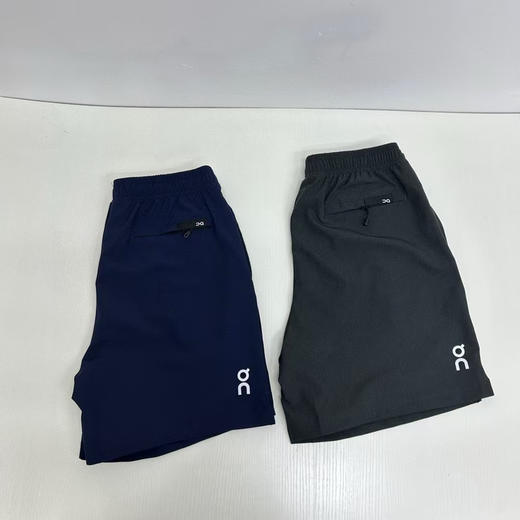 原单正品 昂跑男士三标印花速干短裤，速干面料 薄款基础款，伸缩腰带，抽绳设计，简约舒适百搭！
颜色：深灰 藏青色
尺码：S-2XL 商品图2