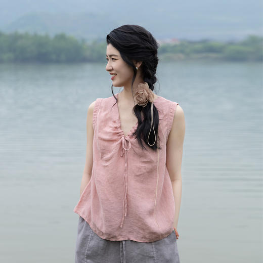 绽放女装320朵/【海街日记】高支皱纹亚麻色织圆领后V领抽绳背心 商品图0