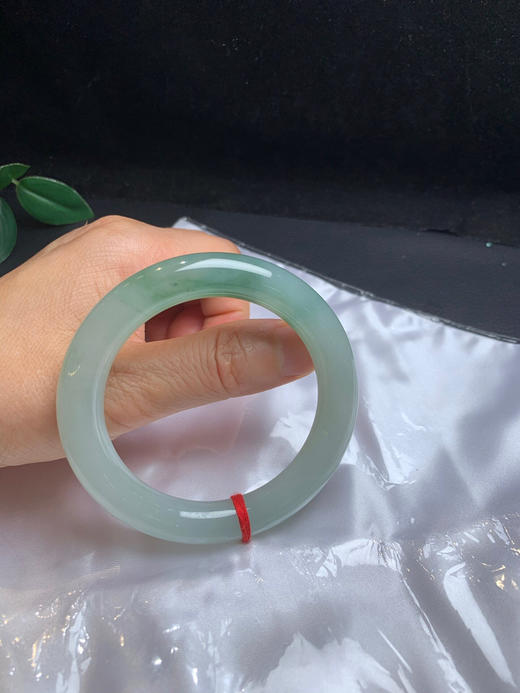 620231，55飘花圆条手镯，底子细腻 油油的 ，一节飘花 商品图5