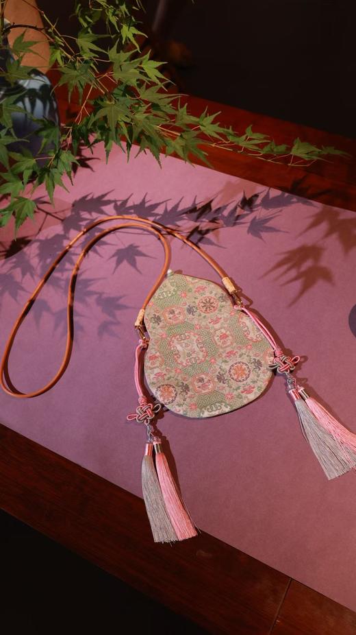 国风文化推广季（25800010）温小暖这款“福禄包包”采用我们高定款奢定款系列的面料，宋锦，云锦，香云纱，桑蚕丝及特殊高端面料等等，由工艺师姐姐手工制作!葫芦谐音“福禄”象征着福禄双全！本人自提！ 商品图10