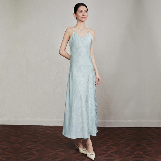 「自」全新升级【铂金会员358/天猫479/差价121】(33747)洛诗琳法式轻奢醋酸吊带连衣裙2025夏季气质暗纹提花V领长裙 商品图3