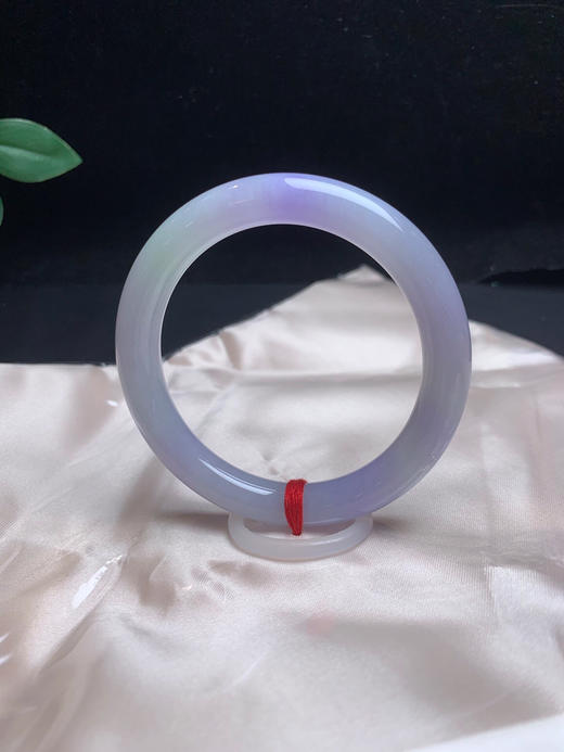 620229，54.5春彩圆条手镯，整体紫罗兰底色，局部带一些绿底  润润的 清新干净 商品图1