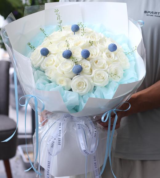海盐冰淇淋--芭蕾风蓝白色系玫瑰花束 商品图1