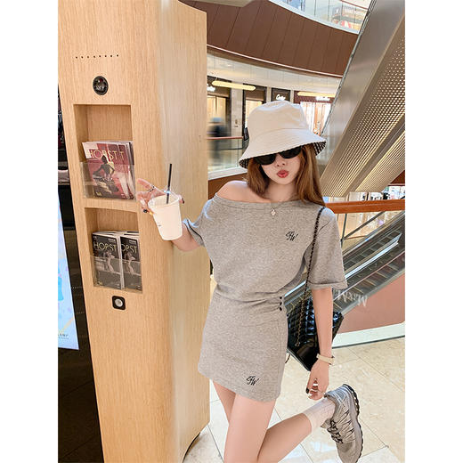 <曾小咸推荐>韩系斜肩灰色短袖T恤包臀裙套装 商品图1