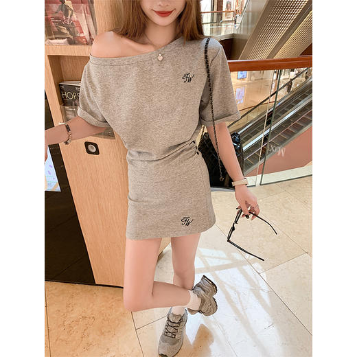 <曾小咸推荐>韩系斜肩灰色短袖T恤包臀裙套装 商品图4