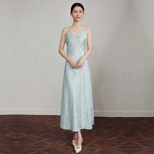 「自」全新升级【铂金会员358/天猫479/差价121】(33747)洛诗琳法式轻奢醋酸吊带连衣裙2025夏季气质暗纹提花V领长裙 商品图2