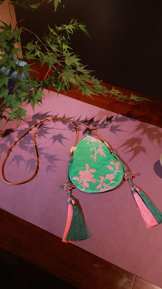 国风文化推广季（25800010）温小暖这款“福禄包包”采用我们高定款奢定款系列的面料，宋锦，云锦，香云纱，桑蚕丝及特殊高端面料等等，由工艺师姐姐手工制作!葫芦谐音“福禄”象征着福禄双全！本人自提！ 商品图13