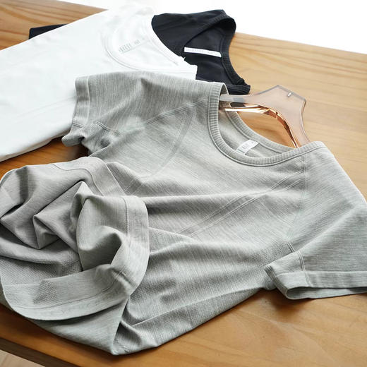 【夏日燃脂T恤🔥】速干显瘦运动短袖💪瑜伽跑步健身全搞定！轻薄舒适，挥汗也能美美哒✨夏季跑步速干T恤 女紧身瑜伽服上衣 普拉提训练健身服 商品图0