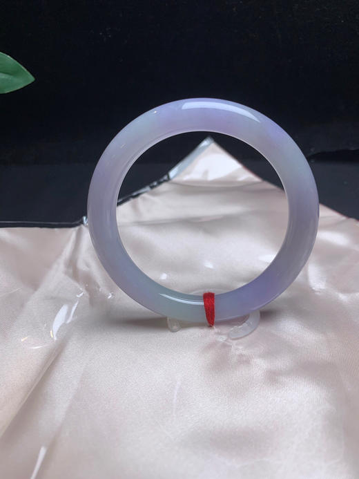 620229，54.5春彩圆条手镯，整体紫罗兰底色，局部带一些绿底  润润的 清新干净 商品图3