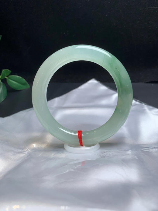 620231，55飘花圆条手镯，底子细腻 油油的 ，一节飘花 商品图1