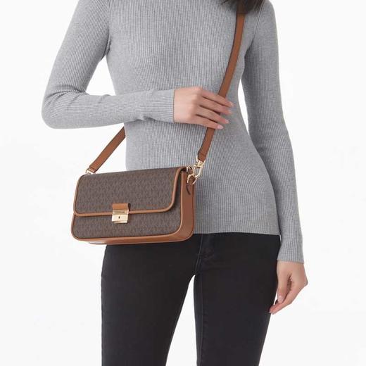 【香港直邮 奥莱清仓 】 MK Bradshaw 女士经典老花小号腋下包 商品图4