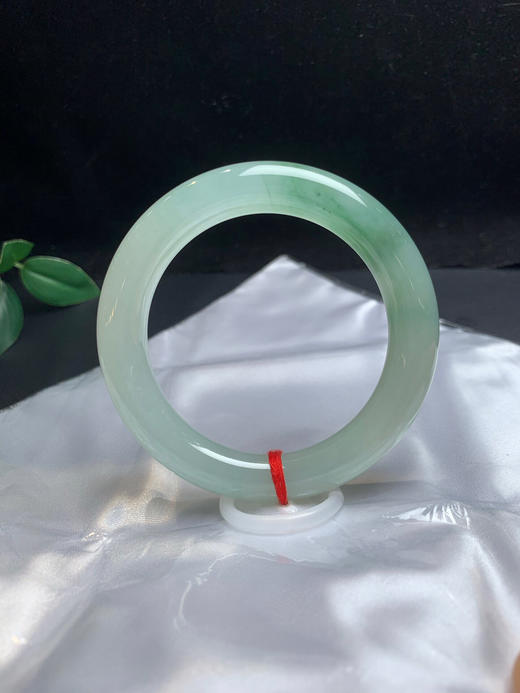 620231，55飘花圆条手镯，底子细腻 油油的 ，一节飘花 商品图2