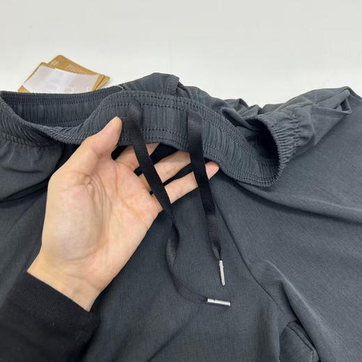 原单正品 昂跑男士三标印花速干短裤，速干面料 薄款基础款，伸缩腰带，抽绳设计，简约舒适百搭！
颜色：深灰 藏青色
尺码：S-2XL 商品图7