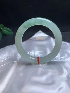 620231，55飘花圆条手镯，底子细腻 油油的 ，一节飘花