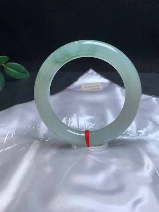 620231，55飘花圆条手镯，底子细腻 油油的 ，一节飘花 商品图0