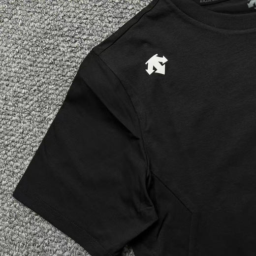 原单正品迪桑特新款背后字母TOUGH速干透气短袖T恤，男女同款，韩国专柜款，出口到韩国的订单，面料做工一流，质感满满！带有防伪标！
颜色：黑色 白色
尺码：95～115 商品图6