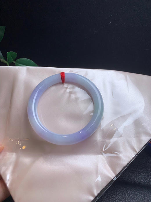 620229，54.5春彩圆条手镯，整体紫罗兰底色，局部带一些绿底  润润的 清新干净 商品图4