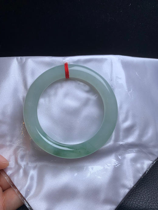 620231，55飘花圆条手镯，底子细腻 油油的 ，一节飘花 商品图4