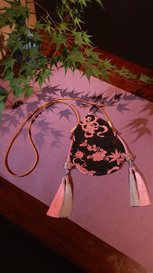 国风文化推广季（25800010）温小暖这款“福禄包包”采用我们高定款奢定款系列的面料，宋锦，云锦，香云纱，桑蚕丝及特殊高端面料等等，由工艺师姐姐手工制作!葫芦谐音“福禄”象征着福禄双全！本人自提！ 商品图11