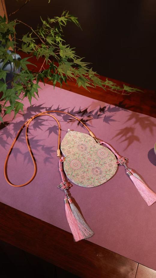 国风文化推广季（25800010）温小暖这款“福禄包包”采用我们高定款奢定款系列的面料，宋锦，云锦，香云纱，桑蚕丝及特殊高端面料等等，由工艺师姐姐手工制作!葫芦谐音“福禄”象征着福禄双全！本人自提！ 商品图12