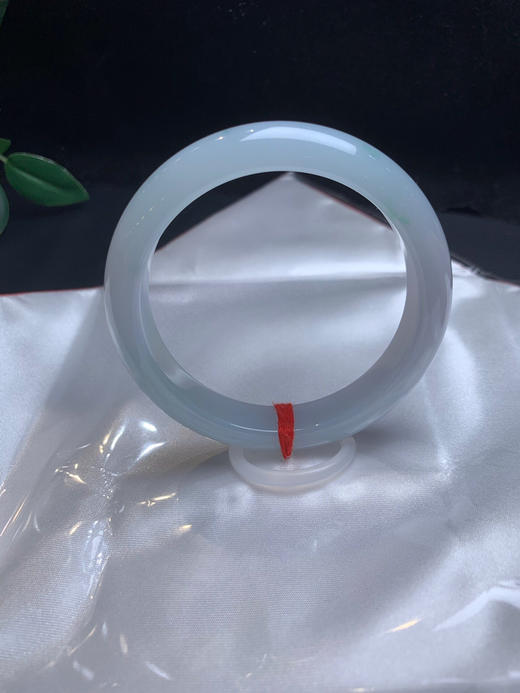 620230，57清新种水手镯、清新细润，局部飘了一丝绿，底妆非常细 商品图2