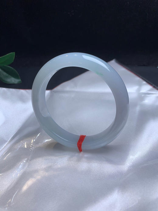 620230，57清新种水手镯、清新细润，局部飘了一丝绿，底妆非常细 商品图0