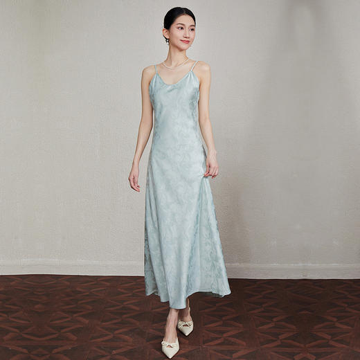 「自」全新升级【铂金会员358/天猫479/差价121】(33747)洛诗琳法式轻奢醋酸吊带连衣裙2025夏季气质暗纹提花V领长裙 商品图0