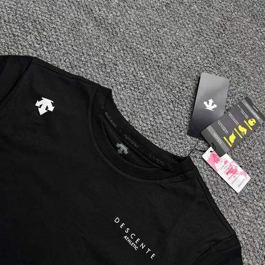 原单正品迪桑特新款背后字母TOUGH速干透气短袖T恤，男女同款，韩国专柜款，出口到韩国的订单，面料做工一流，质感满满！带有防伪标！
颜色：黑色 白色
尺码：95～115 商品图3