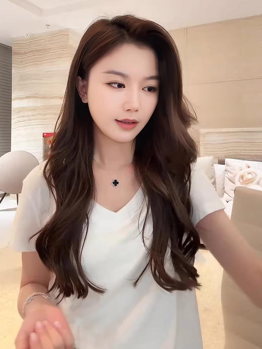 COCO ZONE 刘一一 “锁骨T”100棉简约V领短袖T恤CD1A0343 商品图0