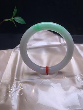 620228，55.5飘绿圆条，整条底妆细腻干净，一截清新绿底