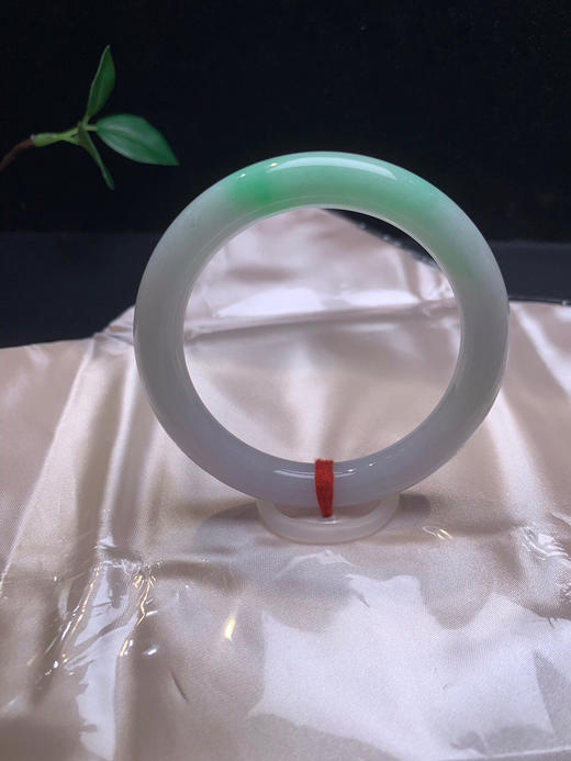 620228，55.5飘绿圆条，整条底妆细腻干净，一截清新绿底 商品图0