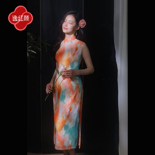 逸红颜婳火2025夏季新款植物染渐变艺术褶皱新中式低领改良旗袍女 商品图1