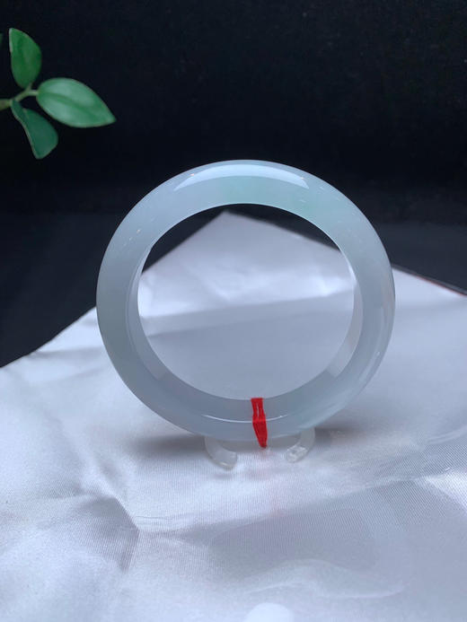 620242，55.5冰底种水手镯，冰透纯净，种老有光感，一小段带清新甜绿底 商品图2