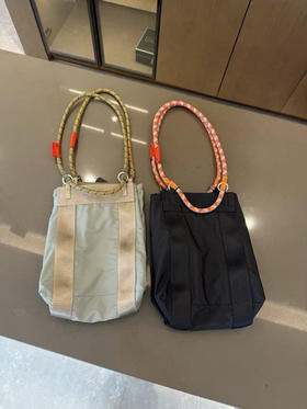 原单正品Topologie 托特包轻奢通勤包。
尺寸：长35cm*宽13cm*24cm
两个色