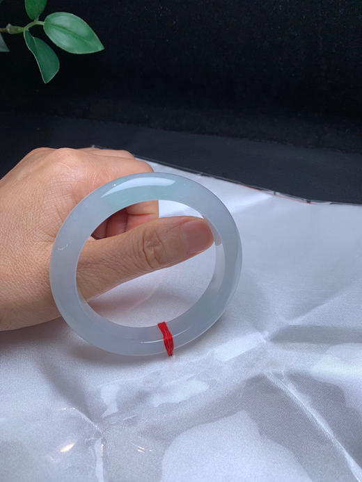 620242，55.5冰底种水手镯，冰透纯净，种老有光感，一小段带清新甜绿底 商品图5