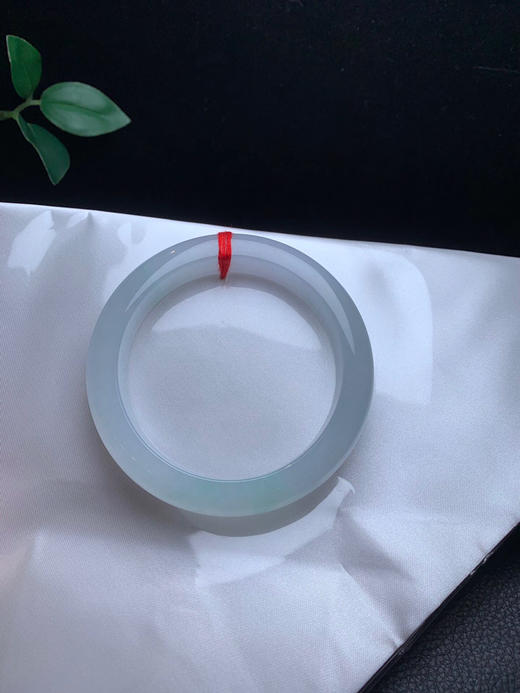 620242，55.5冰底种水手镯，冰透纯净，种老有光感，一小段带清新甜绿底 商品图4