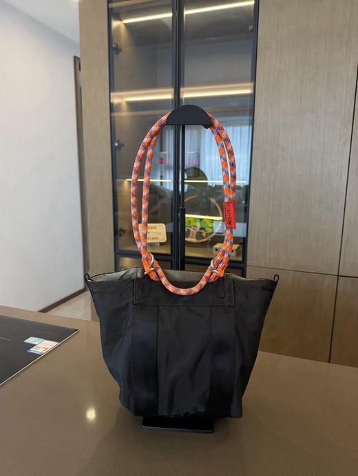 原单正品Topologie 托特包轻奢通勤包。
尺寸：长35cm*宽13cm*24cm
两个色 商品图1