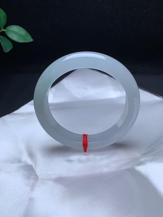 620242，55.5冰底种水手镯，冰透纯净，种老有光感，一小段带清新甜绿底 商品图3